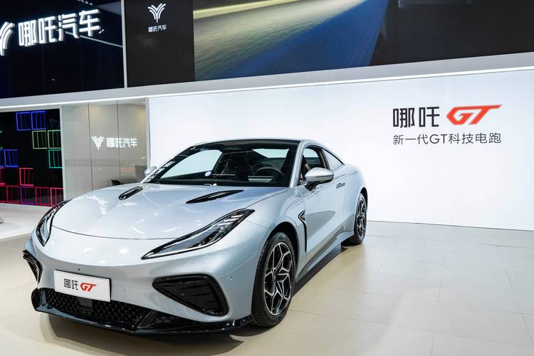 佛山135哪吒汽车在智能汽车领域的表现，领途汽车在新能源汽车市场中的影响力